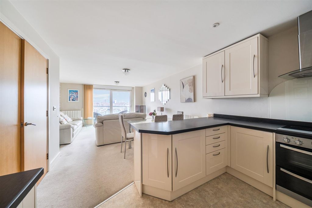 Property photo 3 of 17 Kitchen