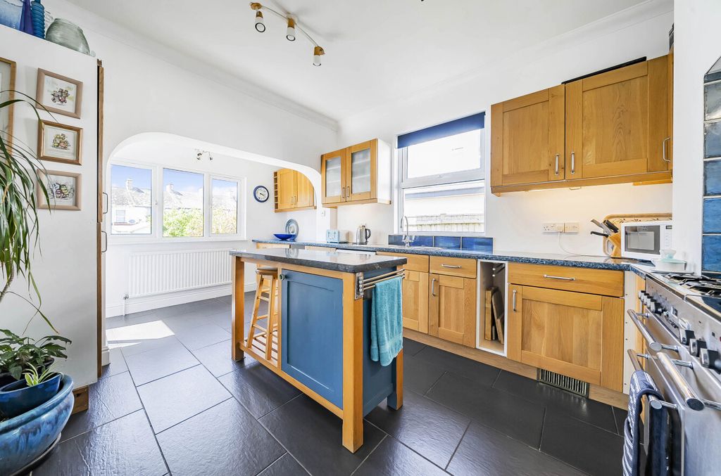 Property photo 2 of 28 Kitchen