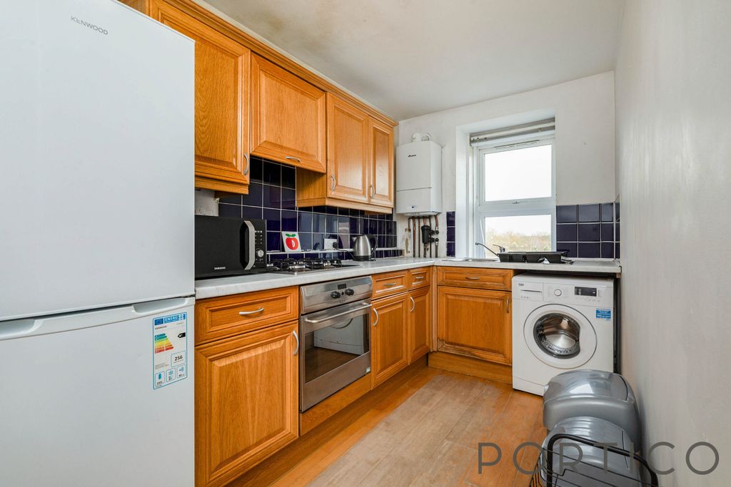 Property photo 3 of 10 Kitchen