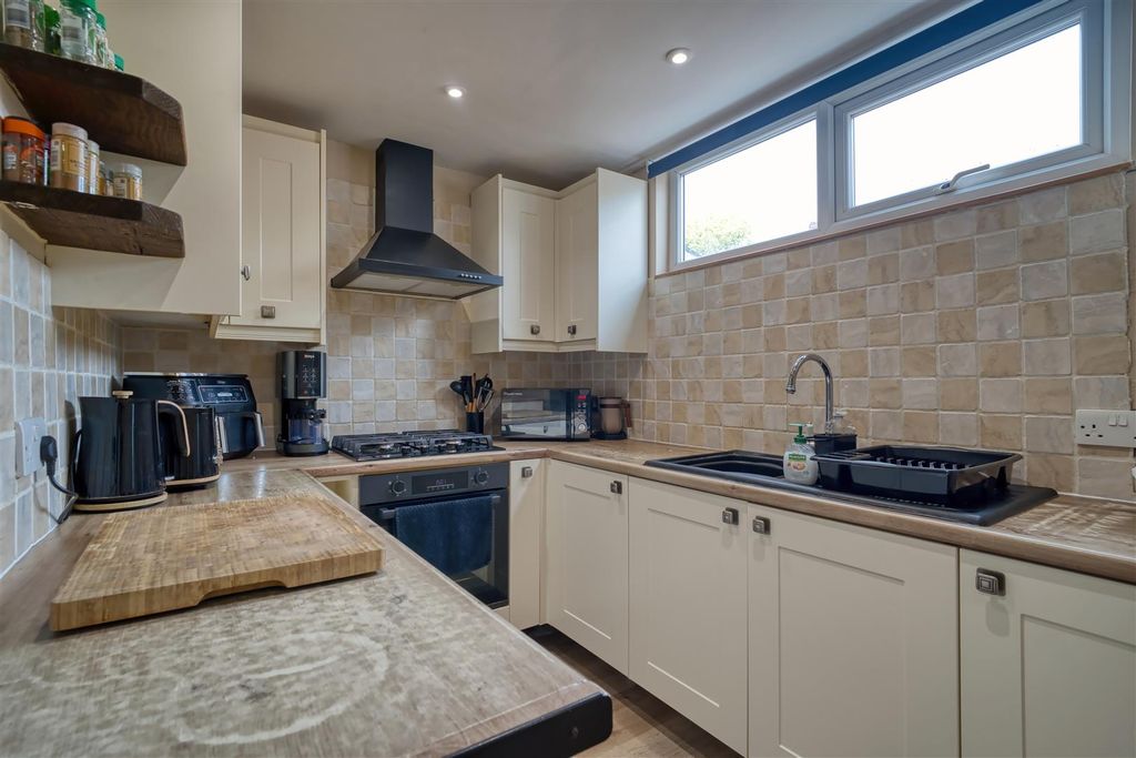 Property photo 3 of 11 Kitchen