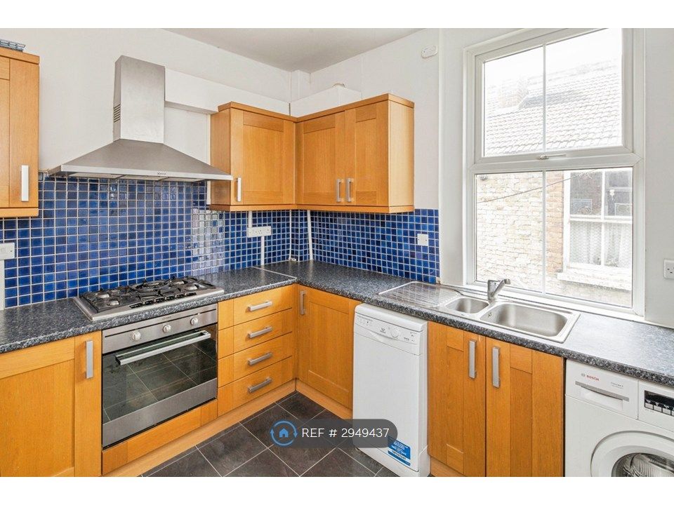 Property photo 3 of 10 Stylish Eat-In Kitchen, Lots Of Storage & Worktops