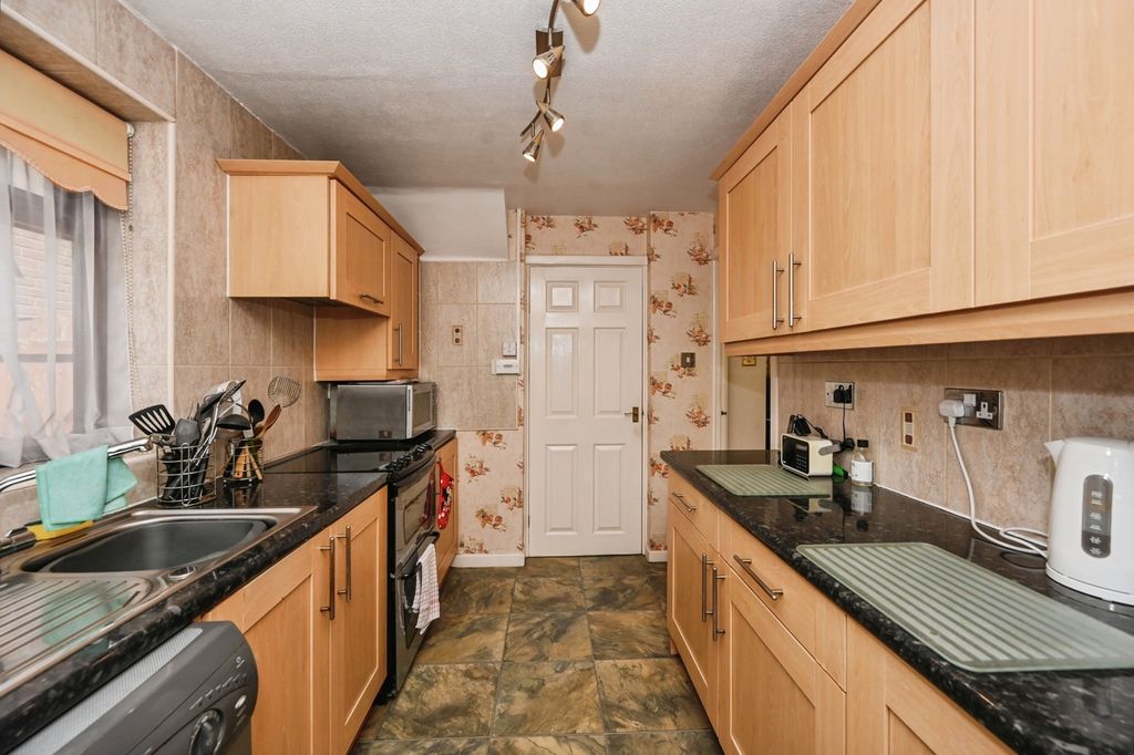 Property photo 3 of 20 Kitchen