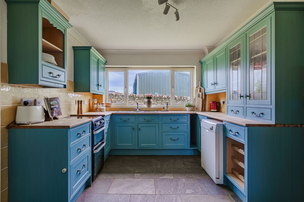 Property photo 3 of 41