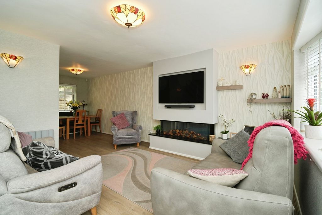 Property photo 2 of 22 Lounge