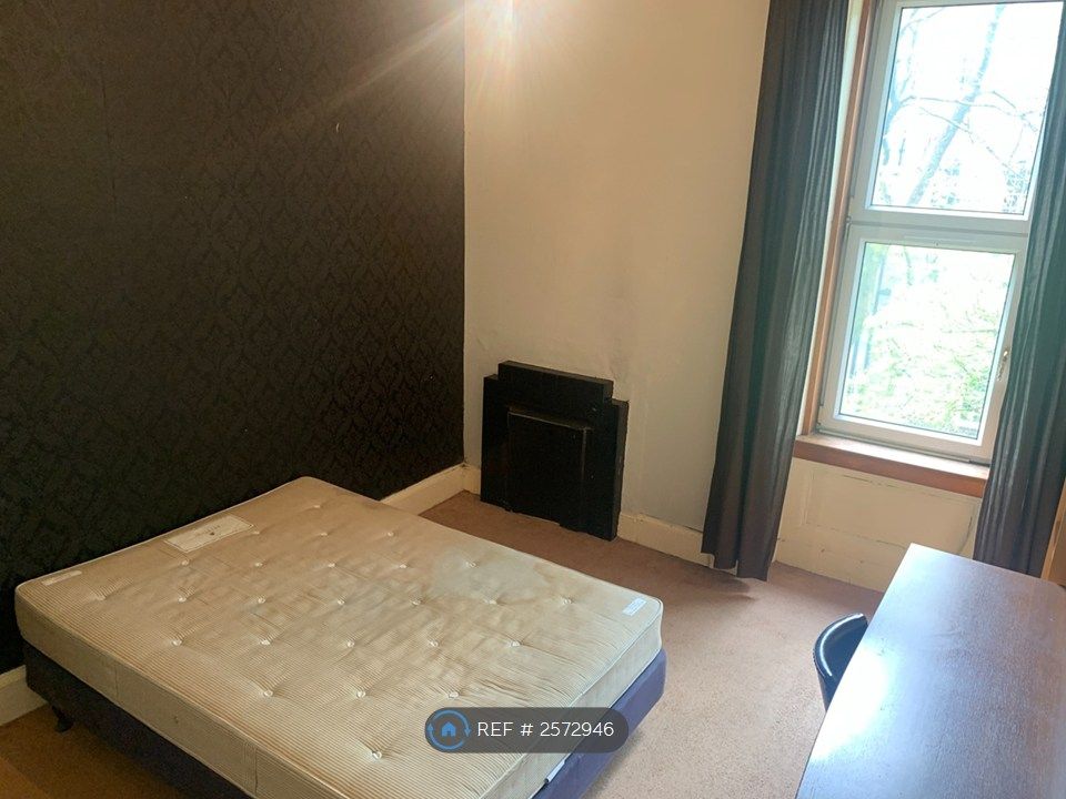 Property photo 3 of 7 Bed 1