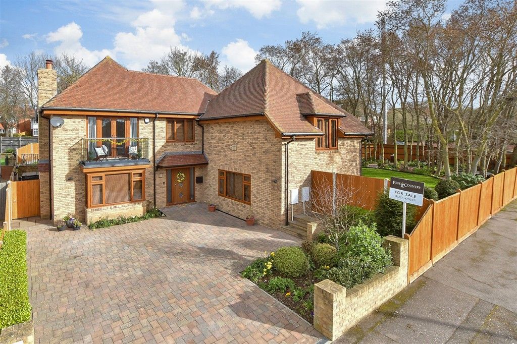 Property photo 1 of 18 External (Brochure)