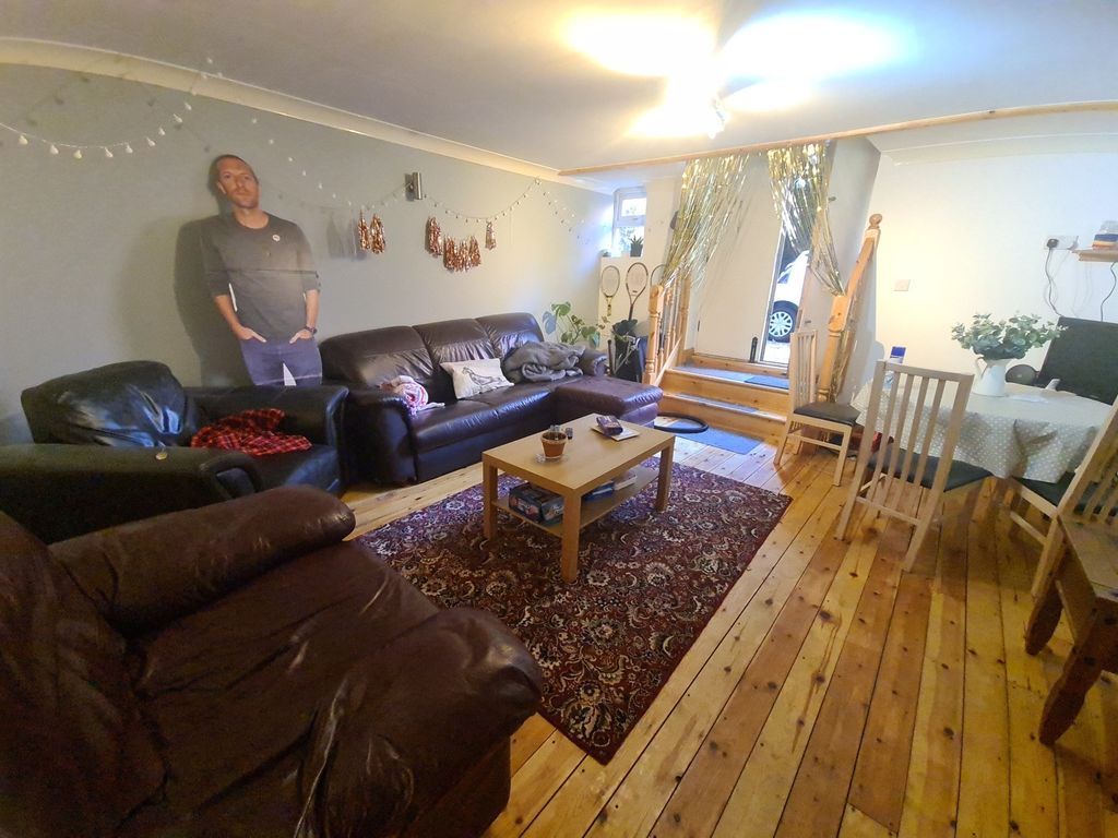 Property photo 1 of 10 A Spacious And Well-Maintained Living Room With Co...