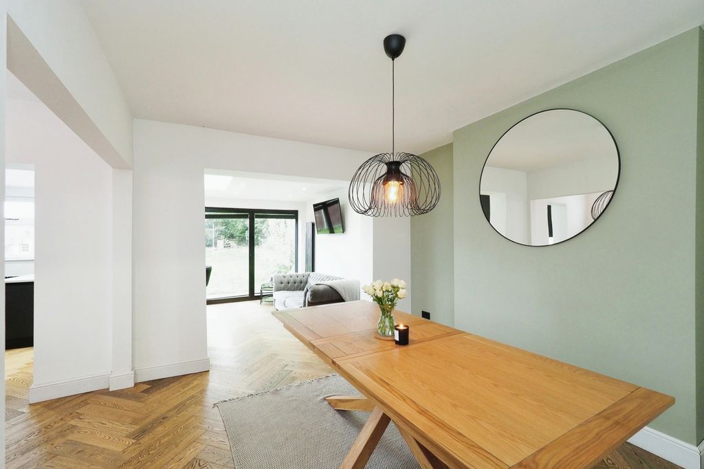 Property photo 2 of 20 Cosy And Welcoming Dining Room