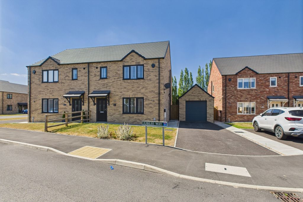 Property photo 1 of 26 Ewemove Spalding - Jubilee Way - Front Of House