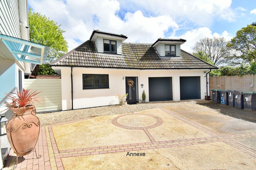 Property photo 2 of 32