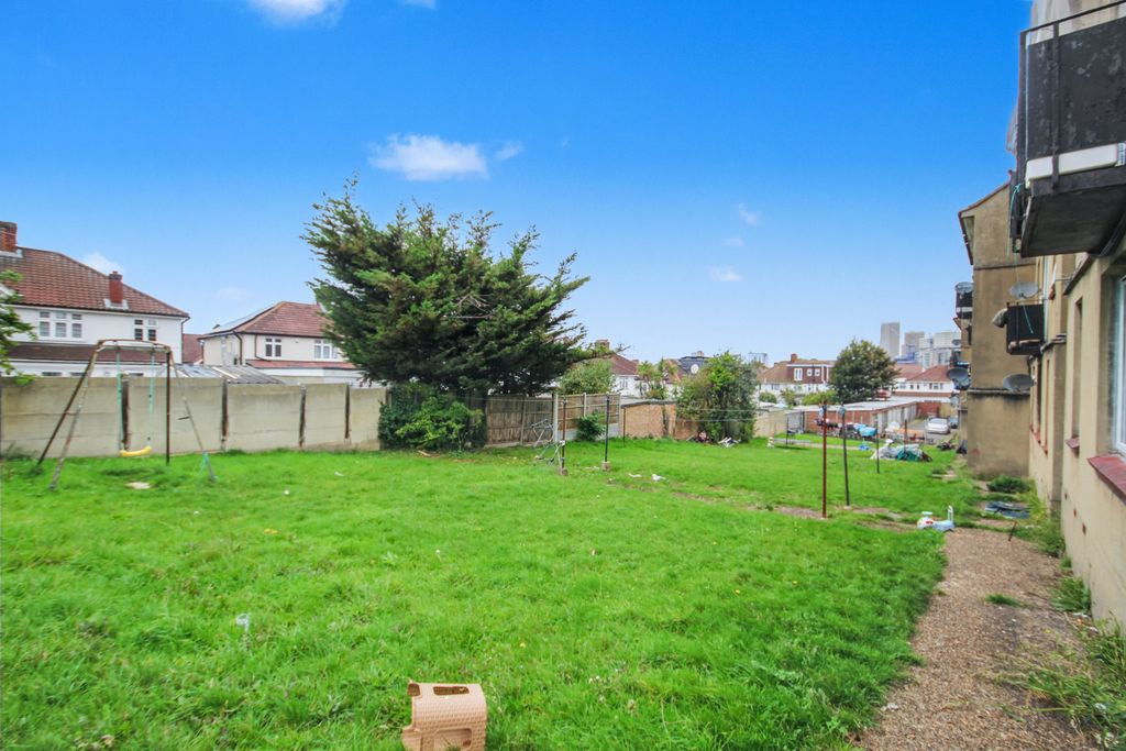 Property photo 1 of 11 Harrow Road, Wembley, Middlesex Ha9
