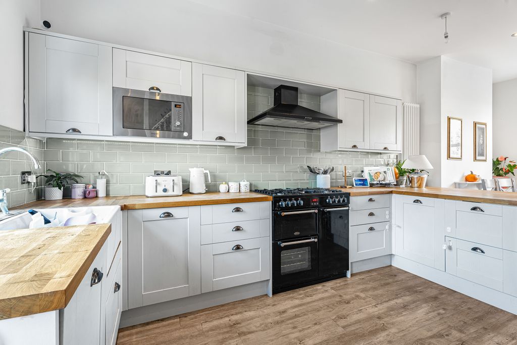 Property photo 3 of 17 Kitchen