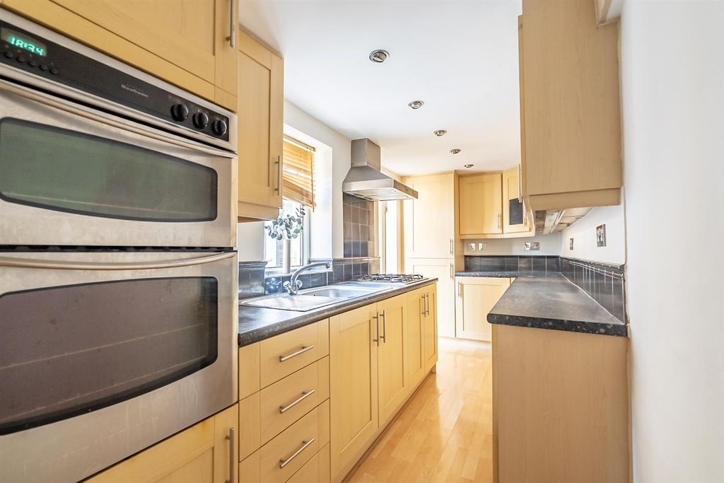 Property photo 3 of 10 Kitchen