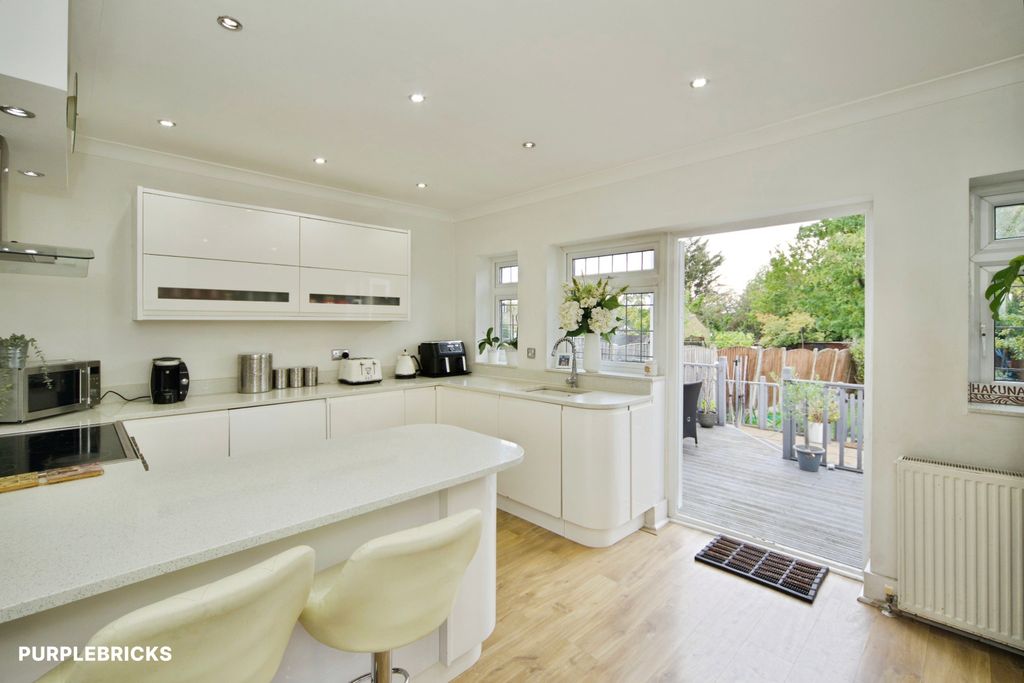 Property photo 2 of 31