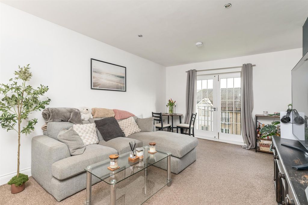 Property photo 2 of 18 Sitting Area