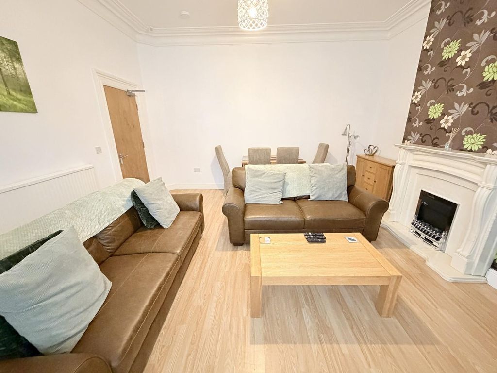 Property photo 3 of 26 Lounge/Dining