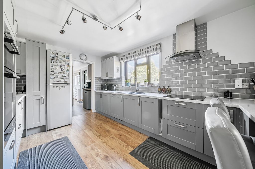 Property photo 2 of 22 1296758-26-682cd0...