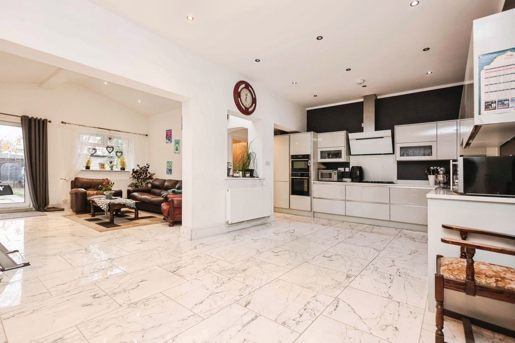 Property photo 2 of 17 Photo