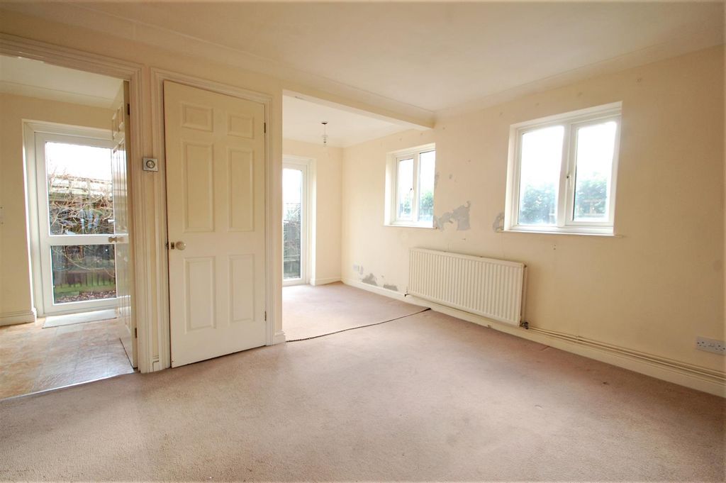 Property photo 2 of 4 Living Room1.Jpg