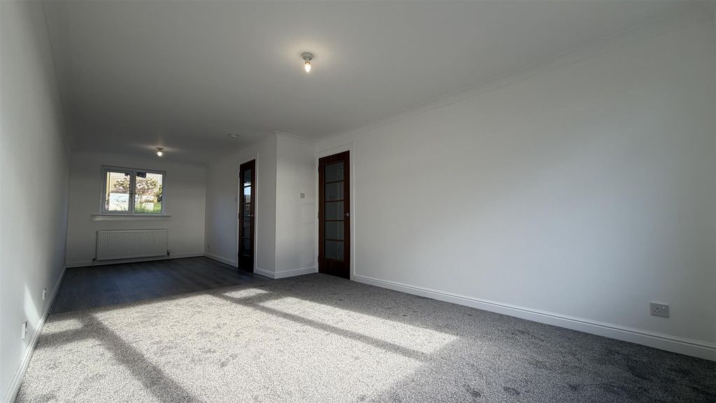 Property photo 3 of 15 Lounge