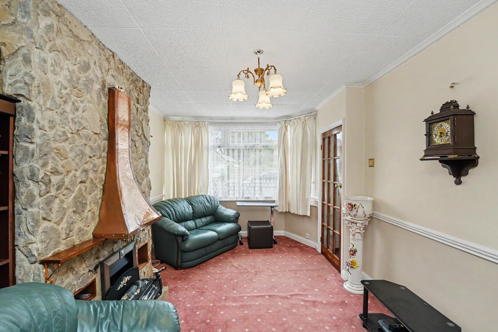 Property photo 3 of 17 Living Room