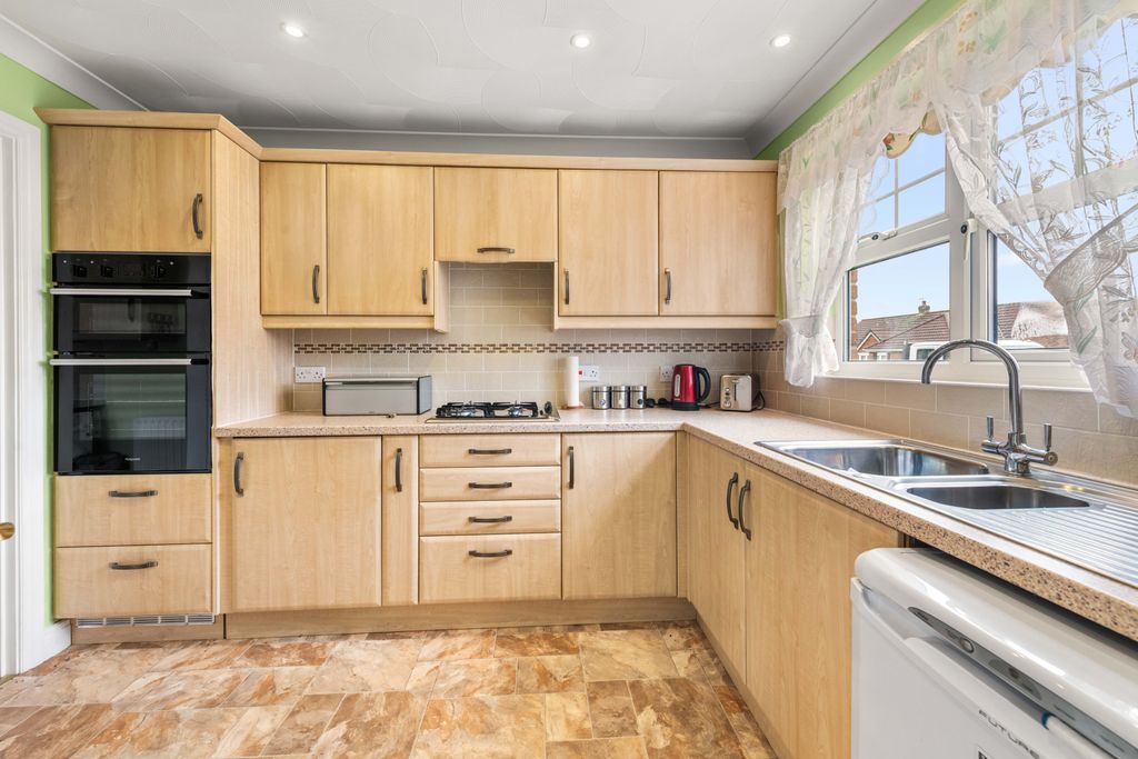 Property photo 2 of 21