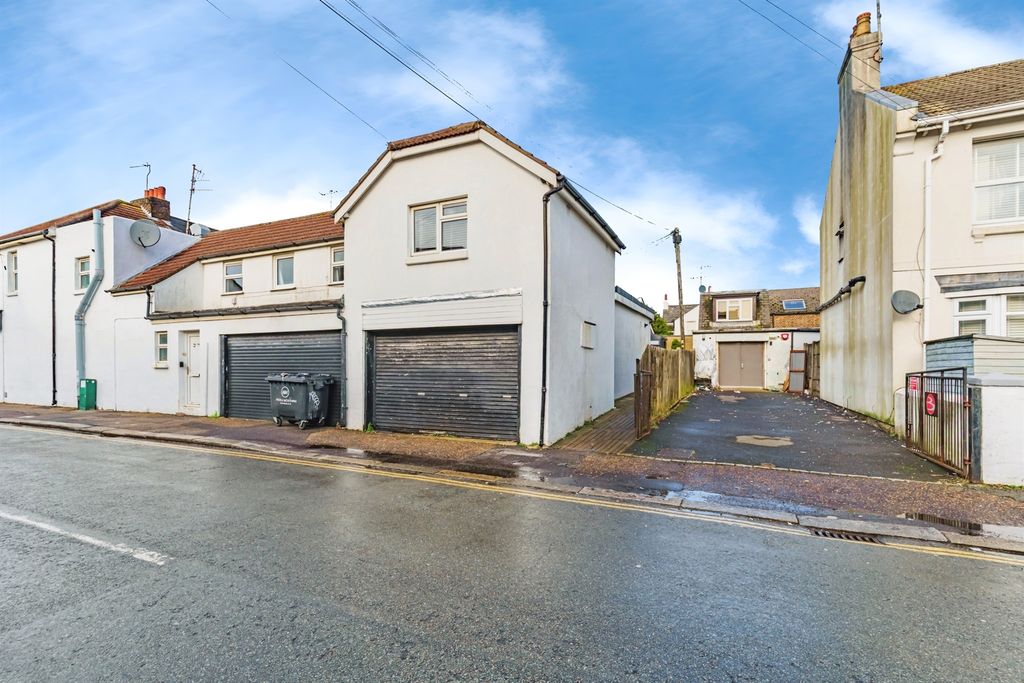 Property photo 1 of 11