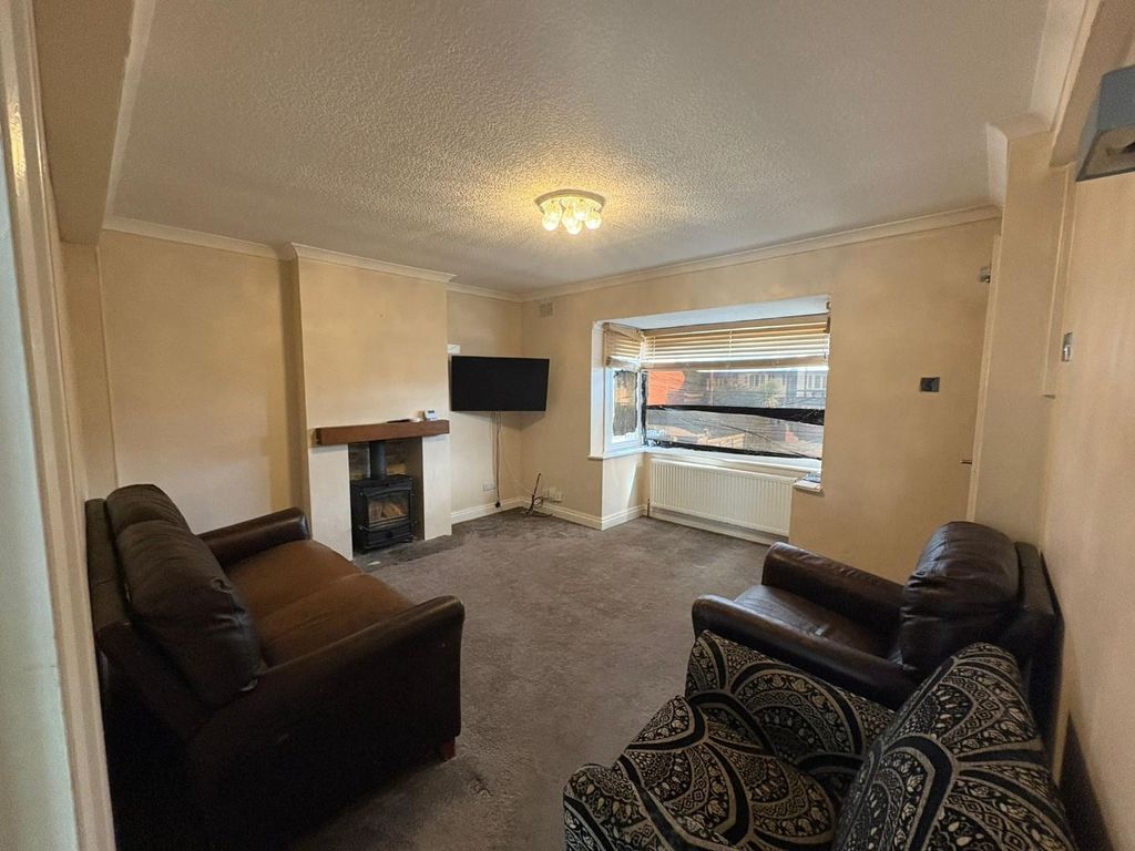 Property photo 2 of 11 Lounge.Jpg