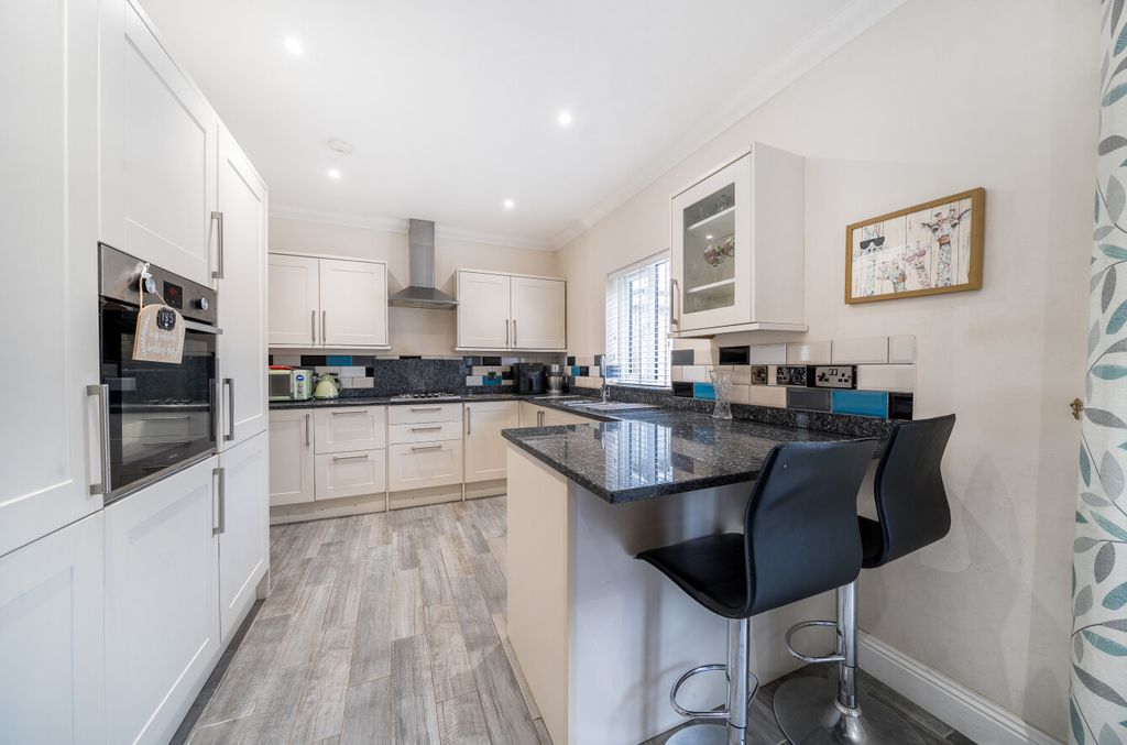 Property photo 2 of 21 1368929-30-68ee86...