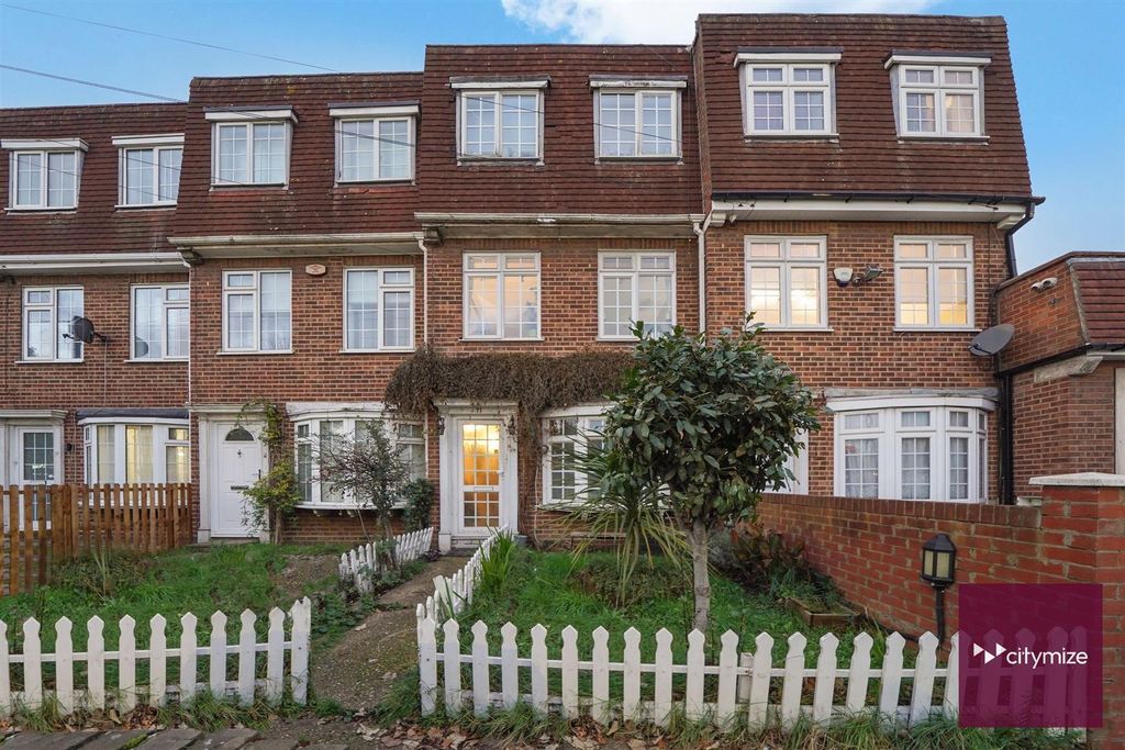 Property photo 3 of 17 Lansbury Avenue -