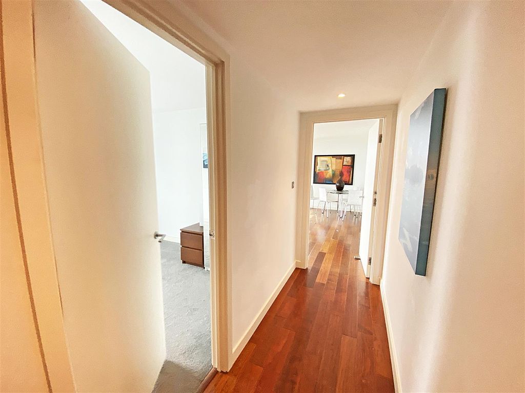 Property photo 3 of 11 Hallway