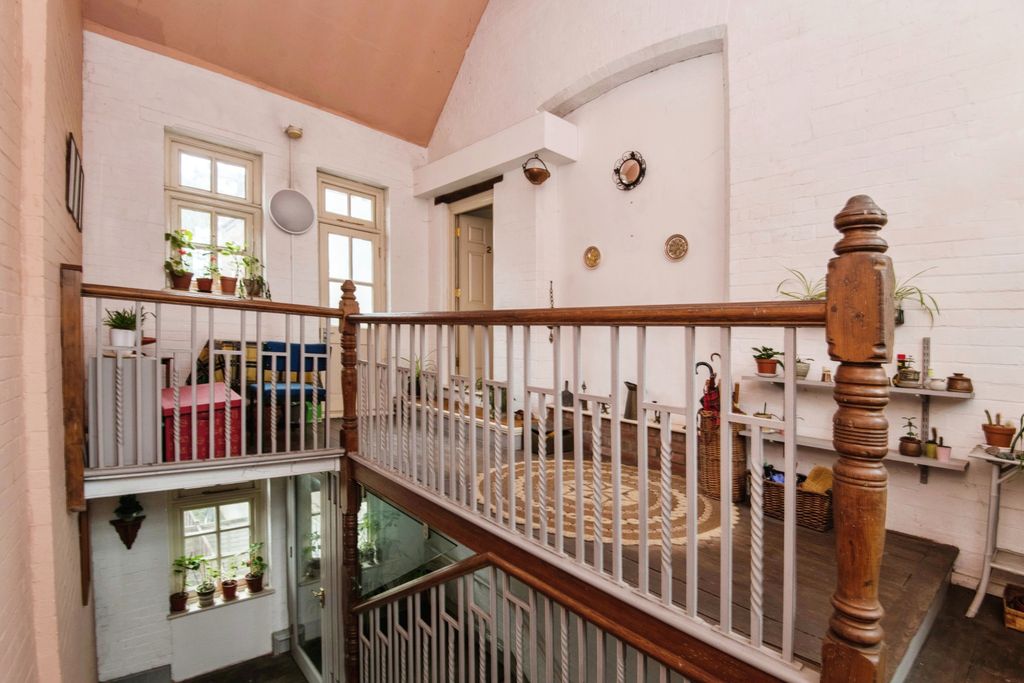 Property photo 3 of 11 Entrance