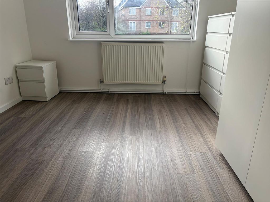 Property photo 3 of 7 Bedroom [3].Jpg