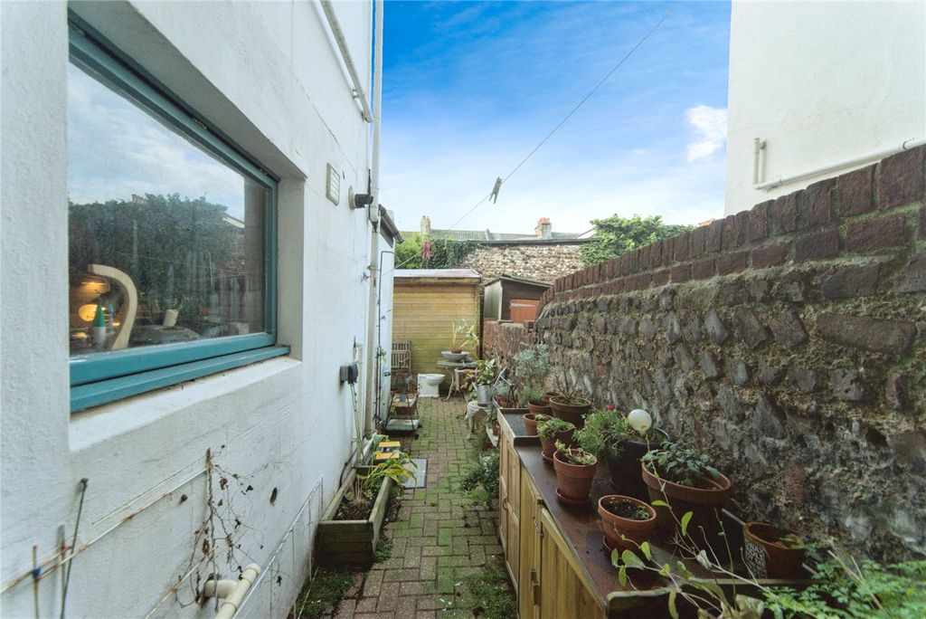 Property photo 2 of 18 Picture No. 01