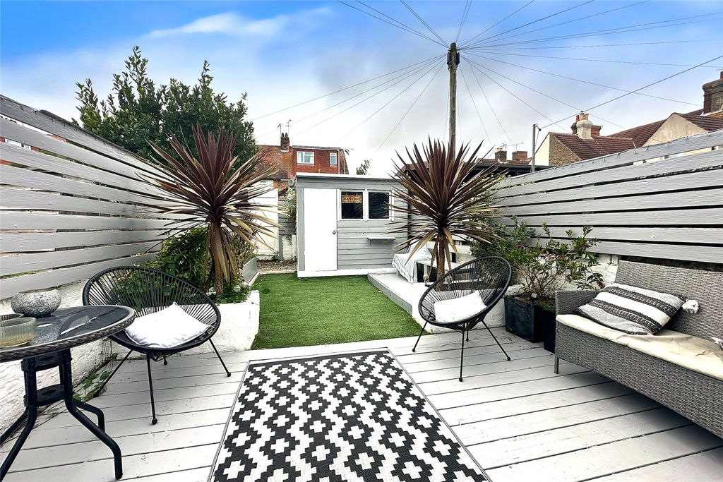 Property photo 2 of 18 Picture No. 16