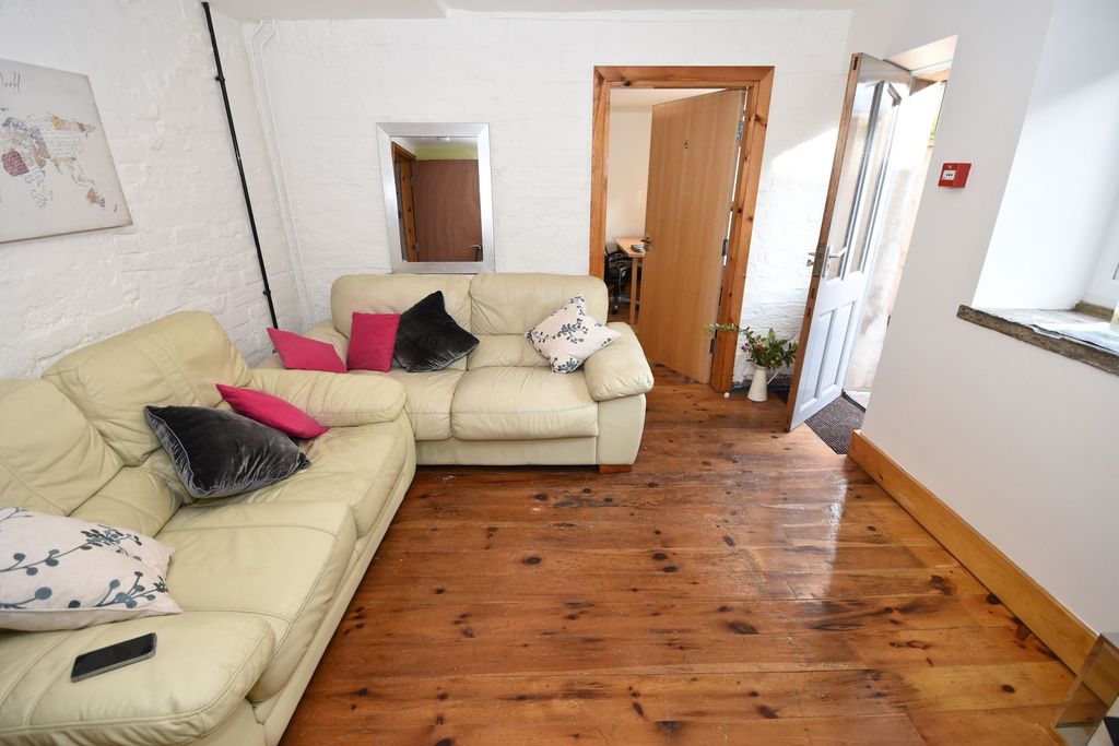 Property photo 3 of 39 Bright, Cosy Living Room With Comfortable Cream Le...