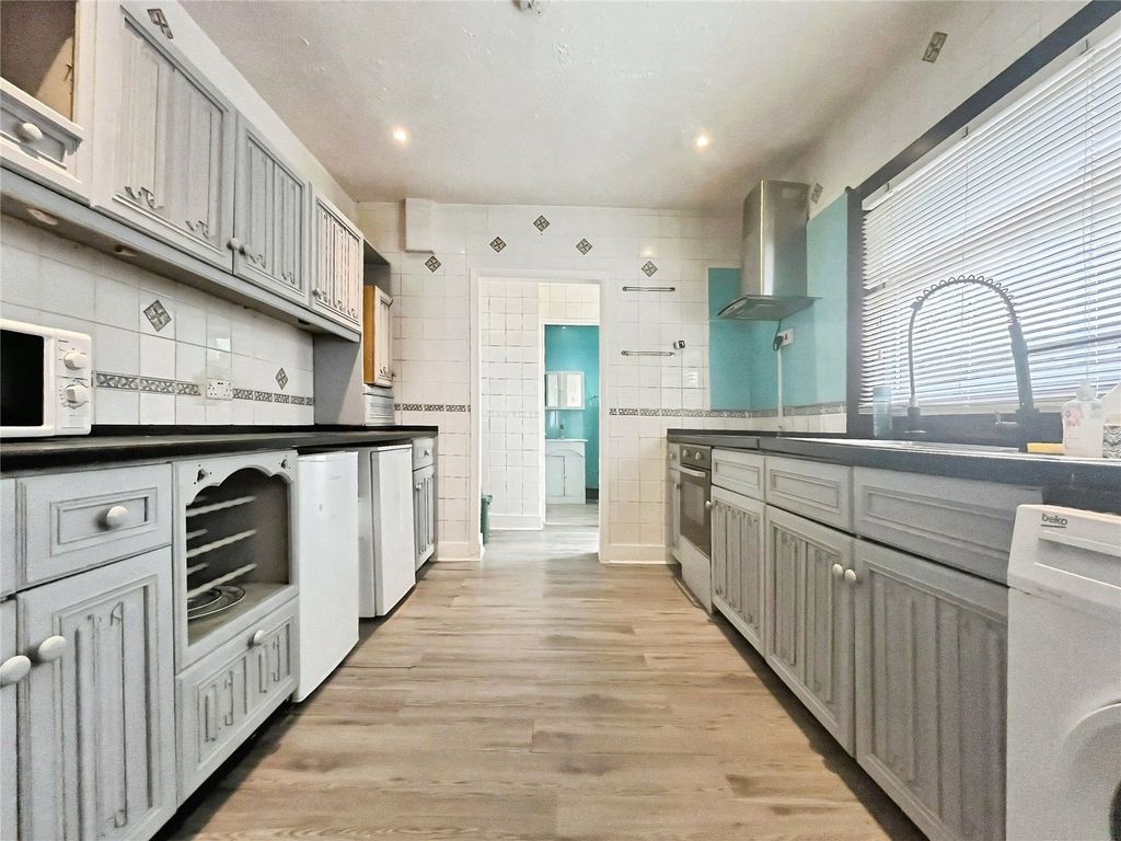 Property photo 3 of 10 Kitchen