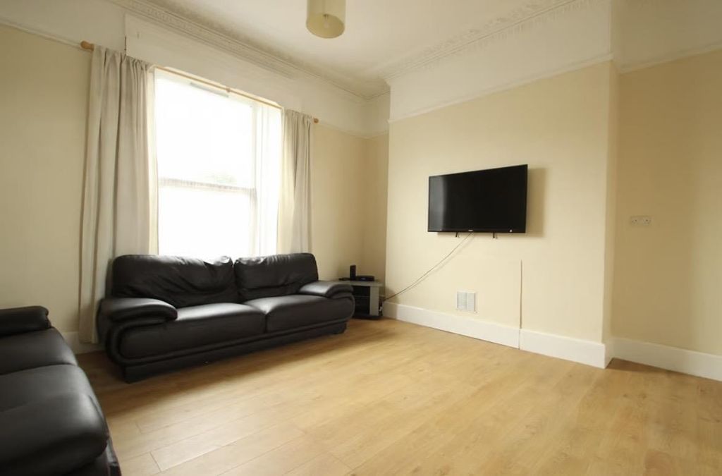 Property photo 3 of 9 d9590731-6E57-42Fa-8d96-B533F810B5E7.Jpg