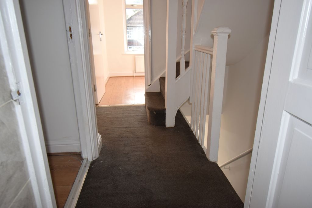 Property photo 3 of 11 Hallway