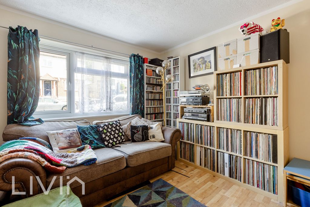 Property photo 3 of 12 918A6005