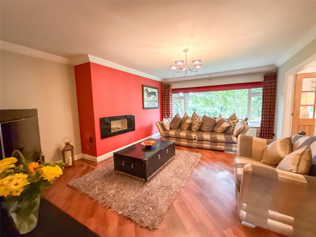 Property photo 2 of 32 Lounge