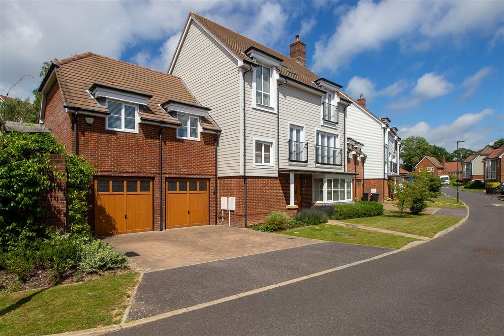 Property photo 1 of 32