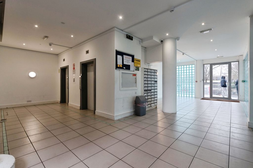 Property photo 2 of 14 Communal Entrance