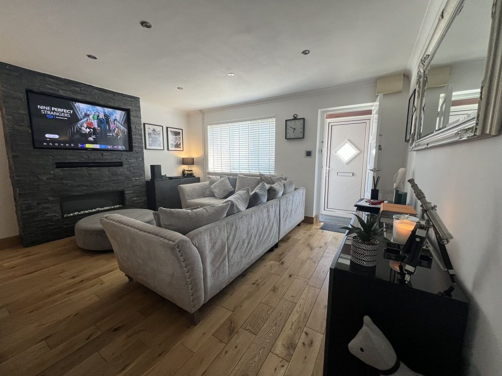 Property photo 3 of 17 Living Room Aspect 2