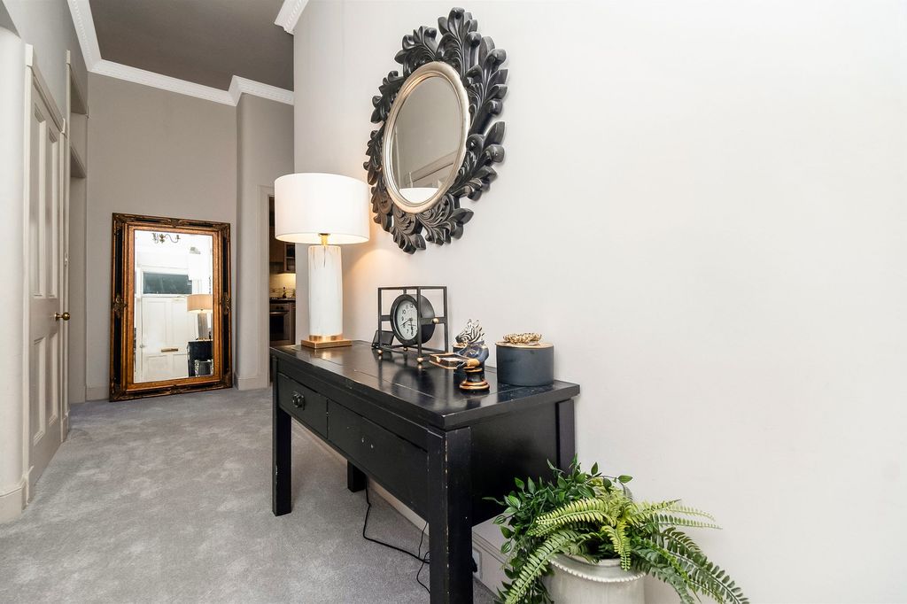 Property photo 2 of 23 Entrance Hall