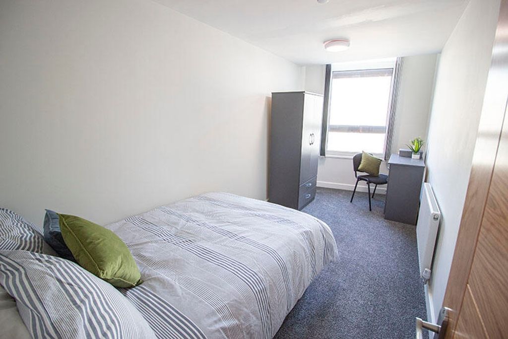 Property photo 2 of 10 A Bright And Inviting Double Bedroom Featuring A c...