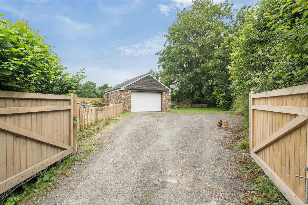 Property photo 3 of 24 Earlscombe Entrance..Jpg