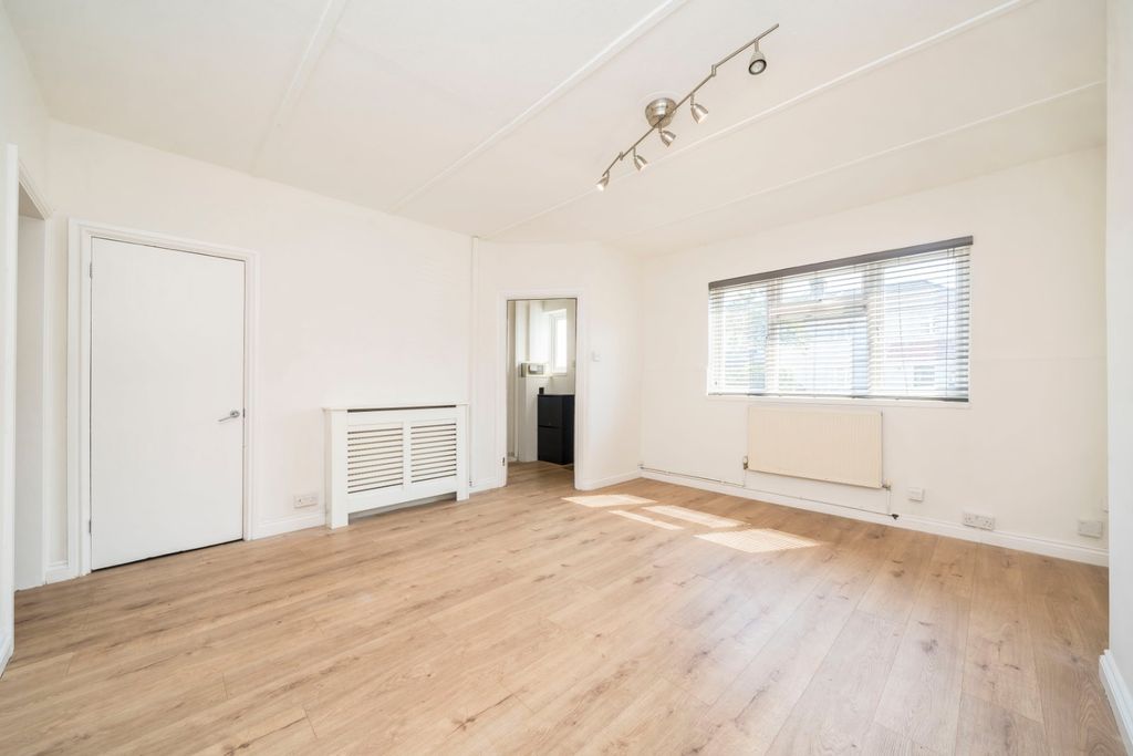 Property photo 3 of 8 Picture No. 06