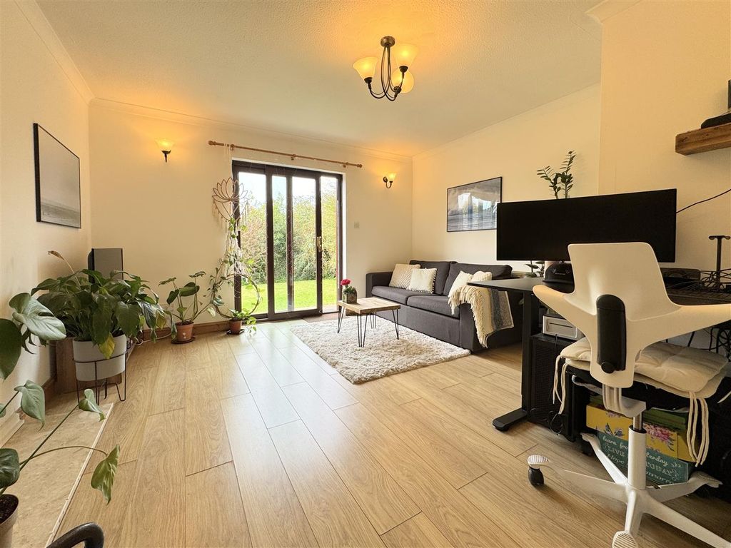 Property photo 3 of 20 Lounge