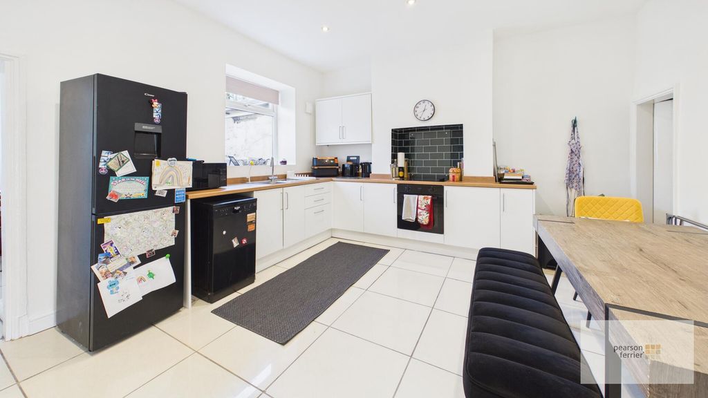 Property photo 3 of 10 Kitchen